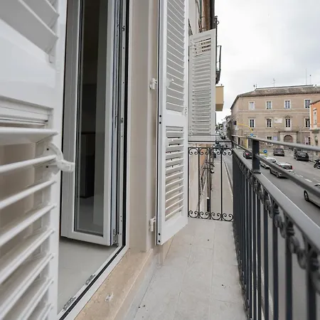 Salt Apartment, In Pieno Centro Rif A859 *